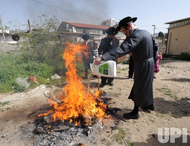 BURNING-BREAD-BEFORE-PASSOVER.jpg