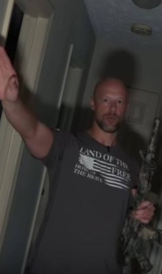 mrgunsromansalute.png