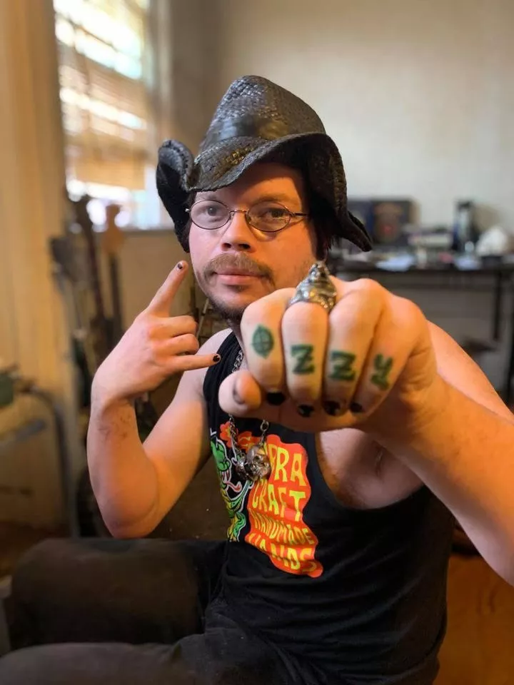 Ozzy-knuckles-2.webp